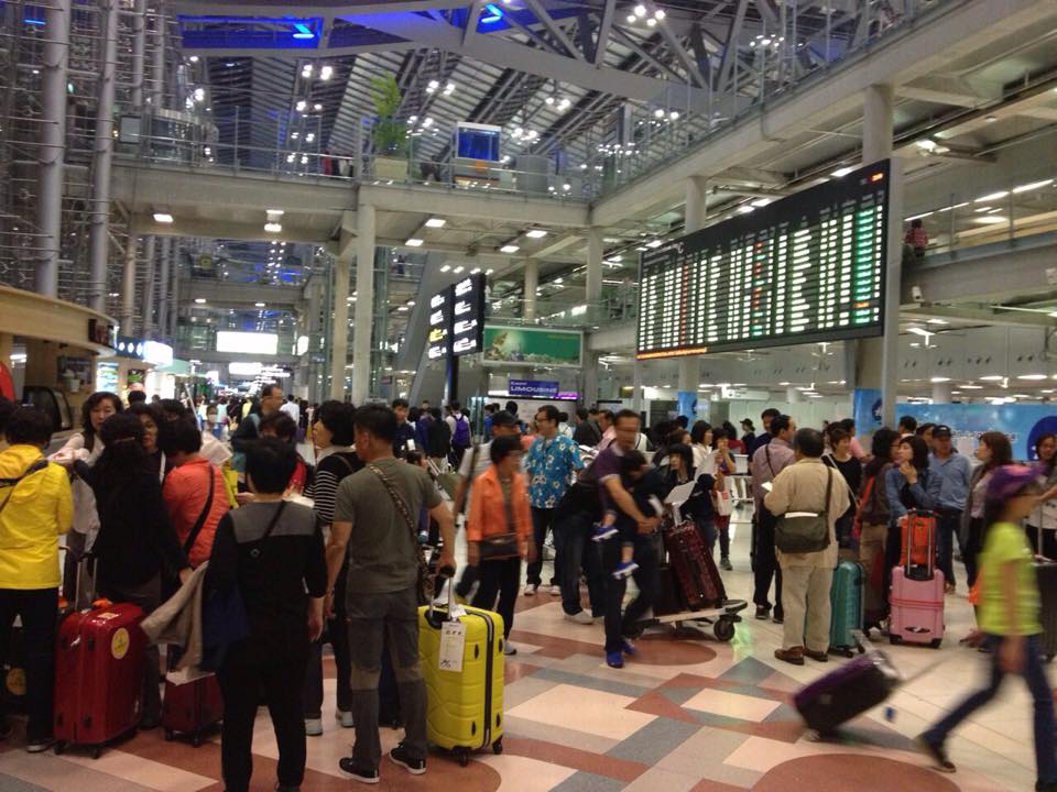นักท่องเที่ยวล้นสุวรรณภูมิ คาดรายได้ท่องเที่ยวสงกรานต์พุ่งกว่าหมื่นล้าน